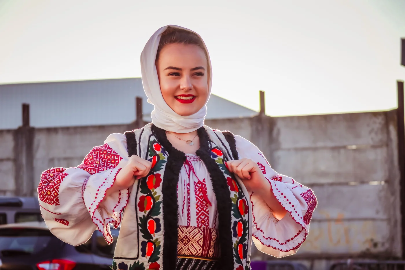 Tanara in costum traditional romanesc
