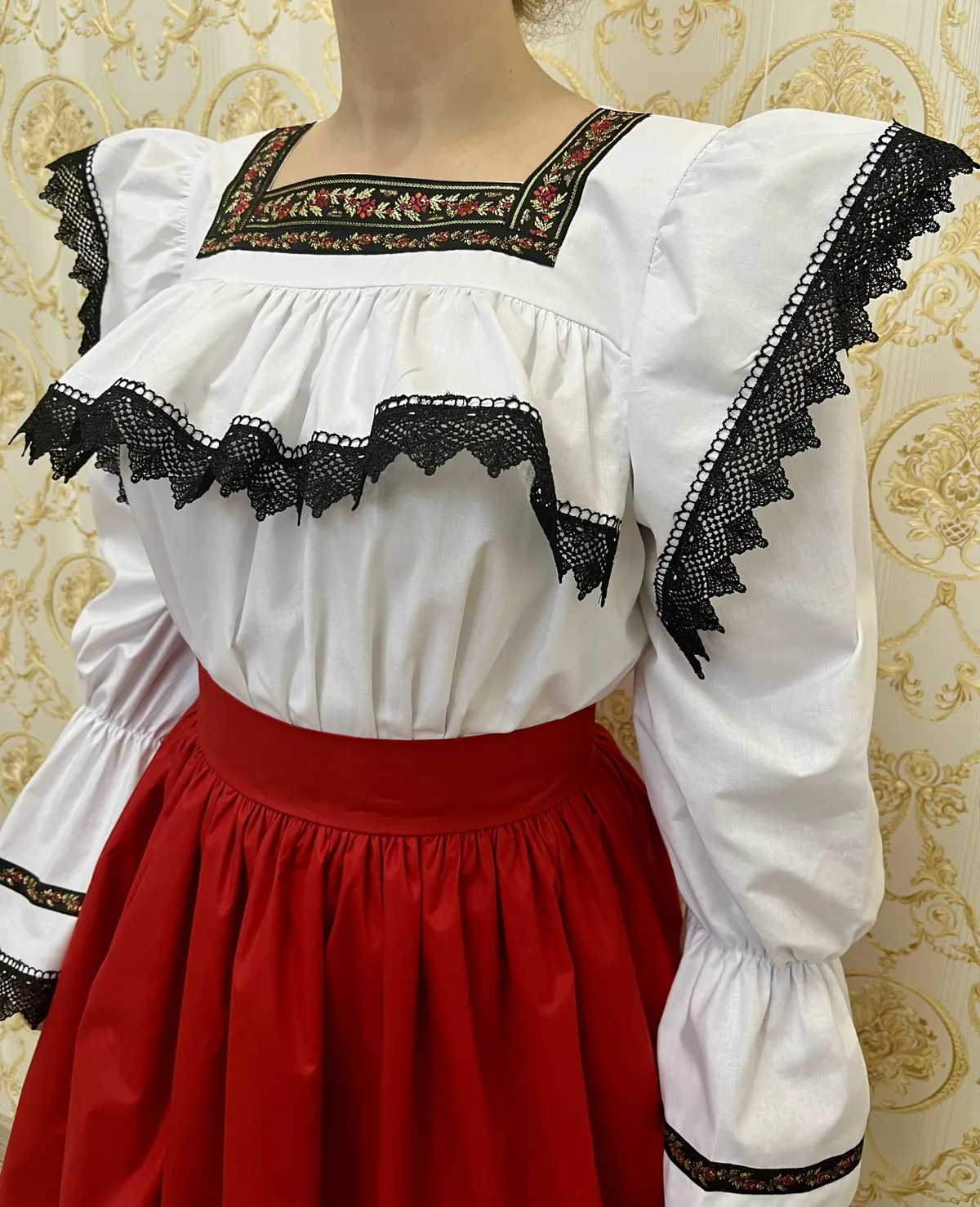 Costum traditional femei model 1