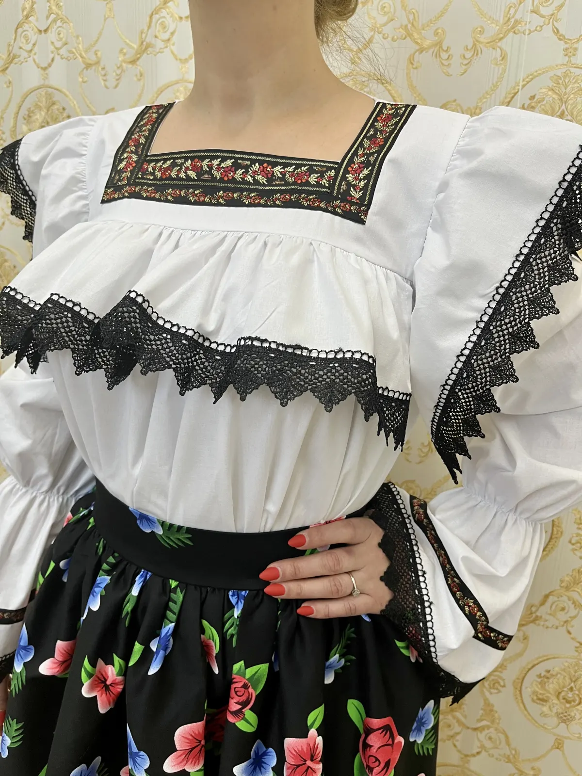 Costum traditional femei model 4