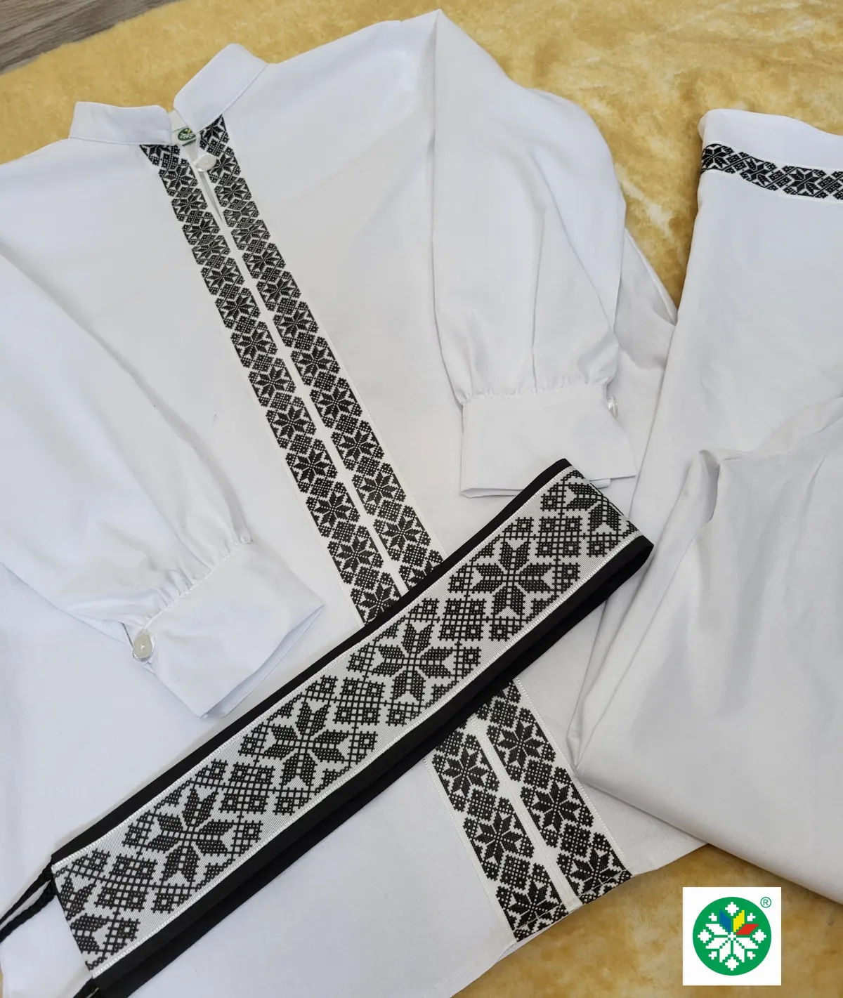 Costum traditional pentru baieti model 1