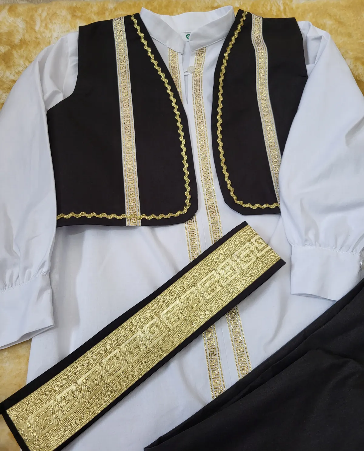 Costum traditional pentru baieti model 11