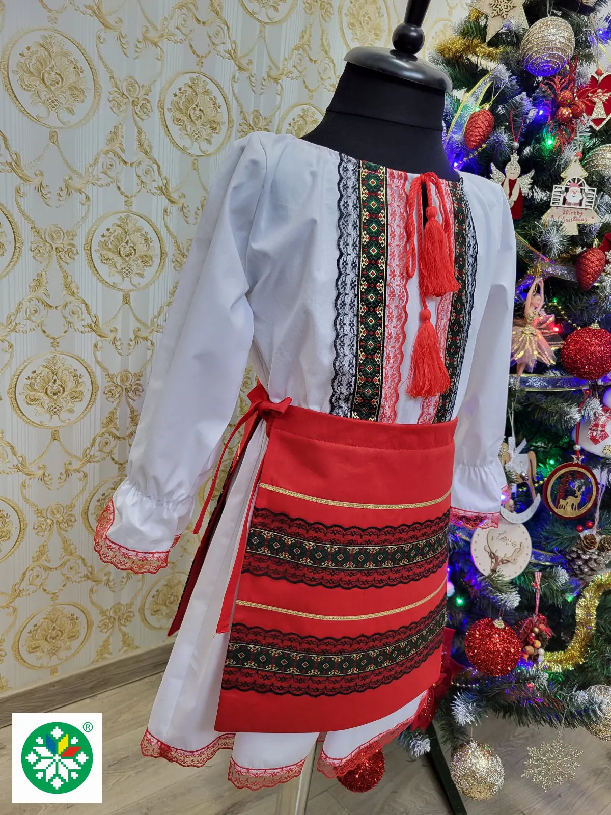 Costum traditional pentru fete model 3