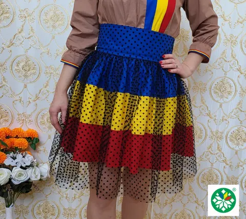 Fusta tricolor cu tull