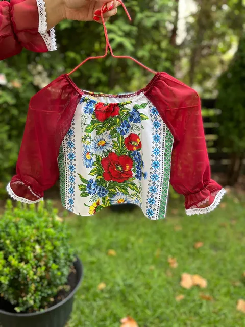 Ie traditionala fetita Luminita