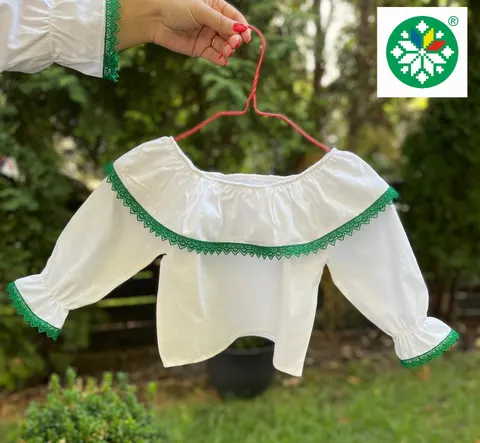 Ie traditionala fetita Marilena